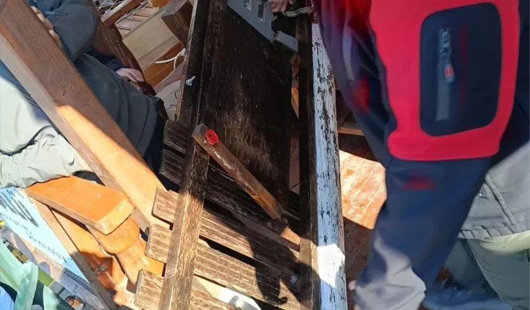 Antalya'da Nehir Kenarında Kapı Panik Yarattı