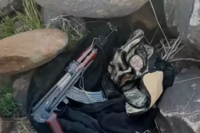 Şanlıurfa'da volkanik bazalt taşlarının altında cephanelik ele geçirildi: 8 gözaltı