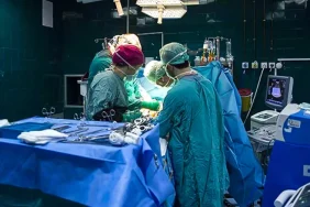 Ameliyat sırasında kavga çıktı, neşterler çekildi