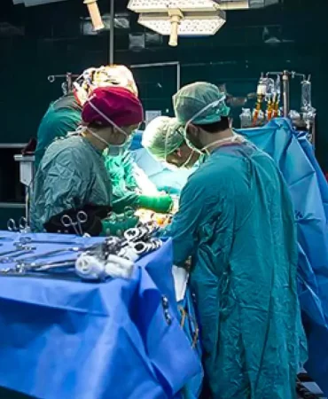 Ameliyat sırasında kavga çıktı, neşterler çekildi