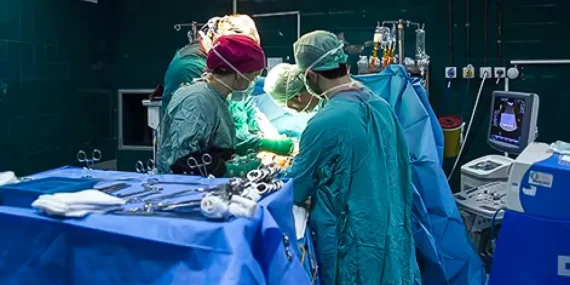 Ameliyat sırasında kavga çıktı, neşterler çekildi