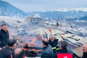 Şavşat'ta Yangın: Ahşap Ev ve Ahırlar Yandı