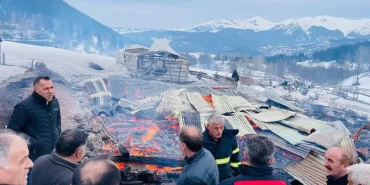 Şavşat'ta Yangın: Ahşap Ev ve Ahırlar Yandı