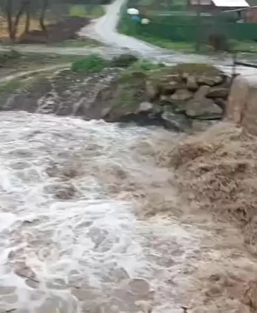 Bursa'da Dereler Taştı, Köprü Ulaşıma Kapandı