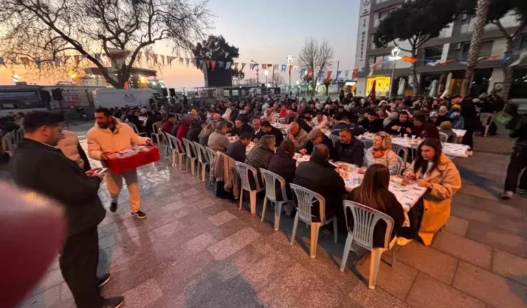 Dikili'de Yoğun Katılımlı İftar Programı Düzenlendi