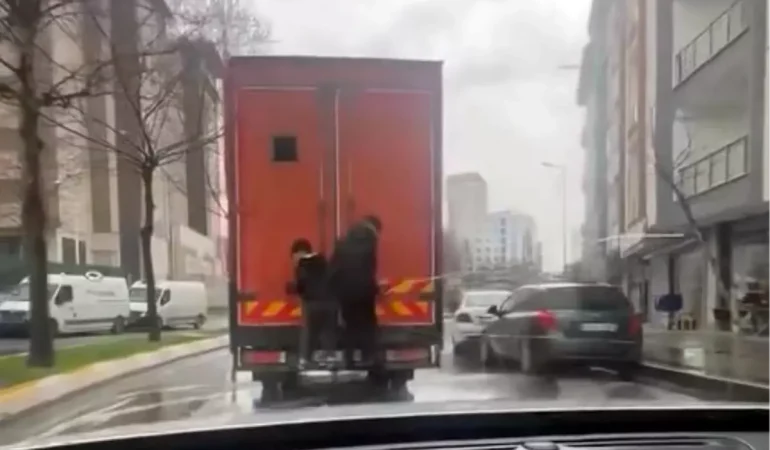 Esenyurt'ta Çocukların Tehlikeli Yolculuğu