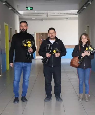 Fatma Nur öğretmenin anısına 650 meslektaşına çiçek dağıttılar