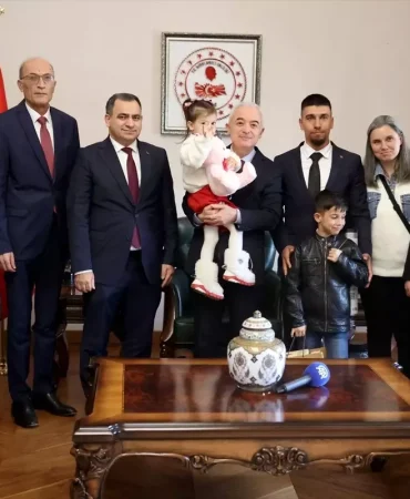 Küçük Kızın 'Bayrak' Şiiri Sosyal Medyada Göz Doldurdu