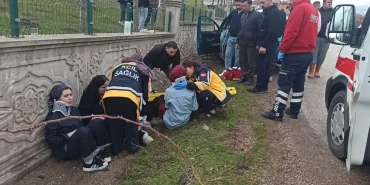 Tokat'ta Elektrik Direğine Çarpan Araçta 4 Yaralı