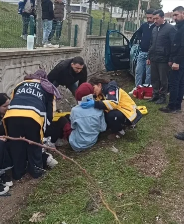 Tokat'ta Elektrik Direğine Çarpan Araçta 4 Yaralı