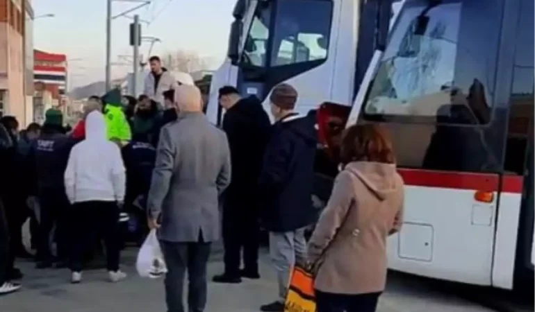 Samsun'da Tramvay ile Kamyon Çarpıştı