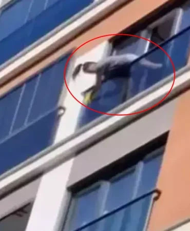 Ünlü şarkıcı cam sildi, onu görenlerin yüreği ağzına geldi