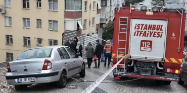 Üsküdar'da Yol Çöktü, Araç Çukura Düştü