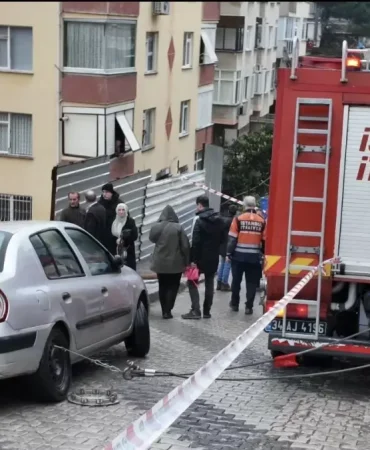 Üsküdar'da Yol Çöktü, Araç Çukura Düştü