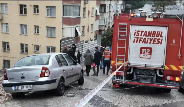 Üsküdar'da Yol Çöktü, Araç Çukura Düştü