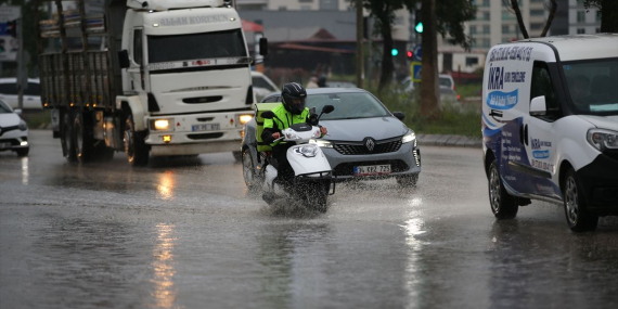 Adana'da Sağanak Yağış Hayatı Olumsuz Etkiledi