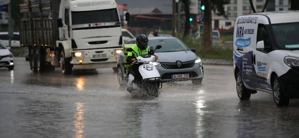 Adana'da Sağanak Yağış Hayatı Olumsuz Etkiledi