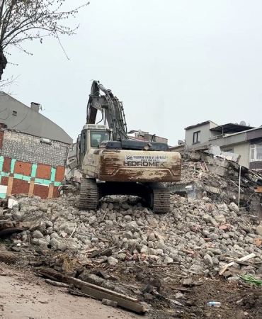 Avcılar'da Bina Tek Darbeyle Yıkıldı