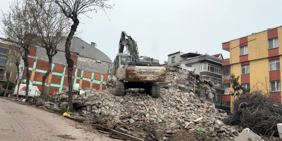 Avcılar'da Bina Tek Darbeyle Yıkıldı