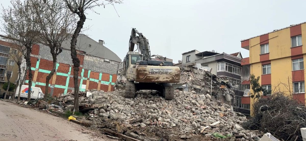 Avcılar'da Bina Tek Darbeyle Yıkıldı