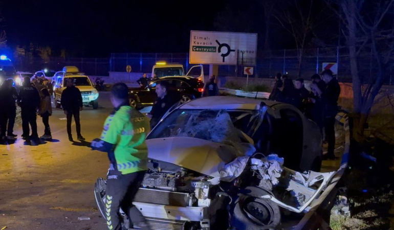 Beykoz'da minibüs-otomobil çarpıştı: 1’i ağır 11 yaralı