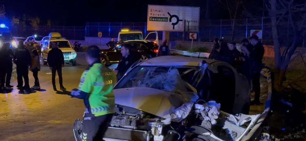 Beykoz'da minibüs-otomobil çarpıştı: 1’i ağır 11 yaralı