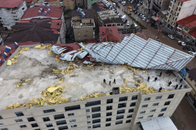 Şemdinli'de Fırtına Çatı Uçurdu