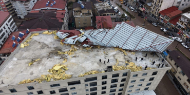 Şemdinli'de Fırtına Çatı Uçurdu