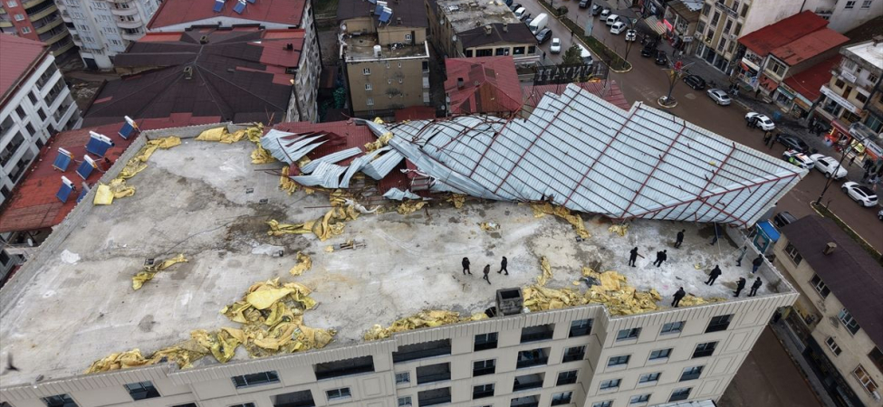 Şemdinli'de Fırtına Çatı Uçurdu