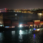 İstanbul Boğazı'nda faciadan dönüldü: Yalıya metreler kala karaya oturdu