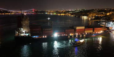 İstanbul Boğazı'nda faciadan dönüldü: Yalıya metreler kala karaya oturdu