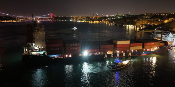 İstanbul Boğazı'nda faciadan dönüldü: Yalıya metreler kala karaya oturdu