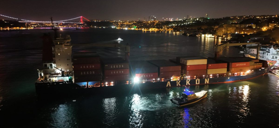 İstanbul Boğazı'nda faciadan dönüldü: Yalıya metreler kala karaya oturdu