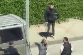 Tartıştığı kadını sokak ortasında yumrukladı, müdahale edenlere tepki gösterdi