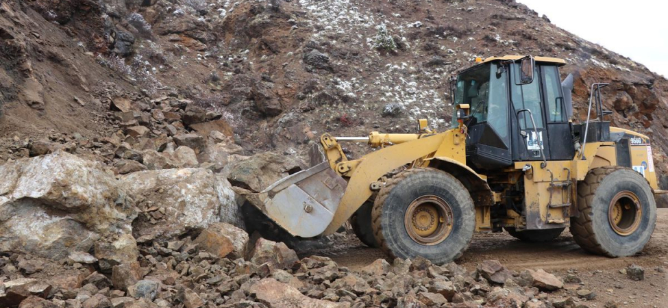 Oltu'da Heyelan: Yol Temizlik Çalışmaları Başladı
