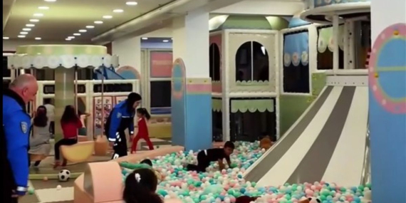 Polislerden Öğrencilere Bayram Kutlaması