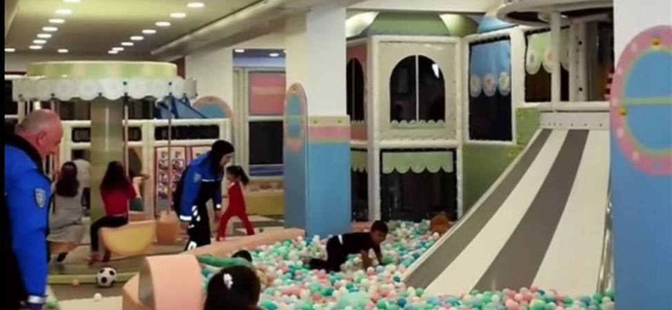 Polislerden Öğrencilere Bayram Kutlaması