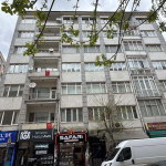 Eskişehir'de rüzgar camı patlattı, yoldan geçen yaralandı