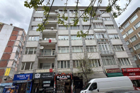 Eskişehir'de rüzgar camı patlattı, yoldan geçen yaralandı