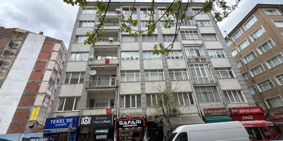 Eskişehir'de rüzgar camı patlattı, yoldan geçen yaralandı