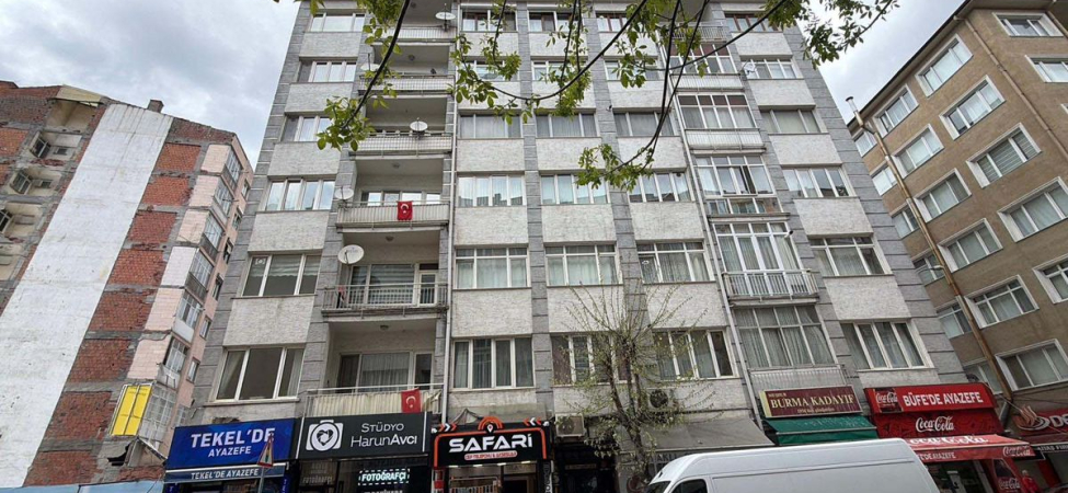 Eskişehir'de rüzgar camı patlattı, yoldan geçen yaralandı