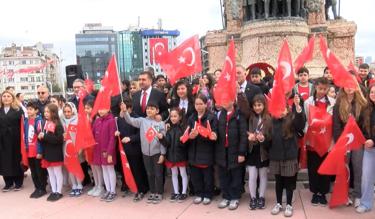 23 Nisan Taksim'de Kutlandı