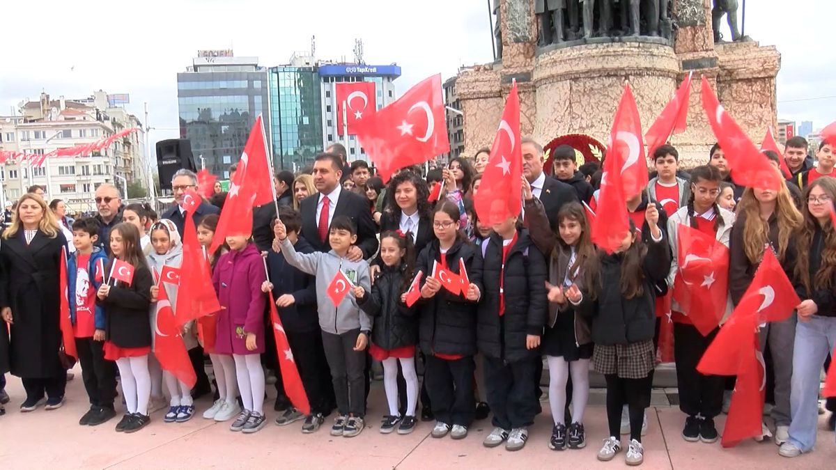 23 Nisan Taksim'de Kutlandı