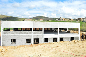 Ünlü sanatçı, arabalarını ve evlerini satıp 78 haneli köyüne yatırdı