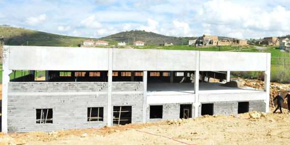 Ünlü sanatçı, arabalarını ve evlerini satıp 78 haneli köyüne yatırdı