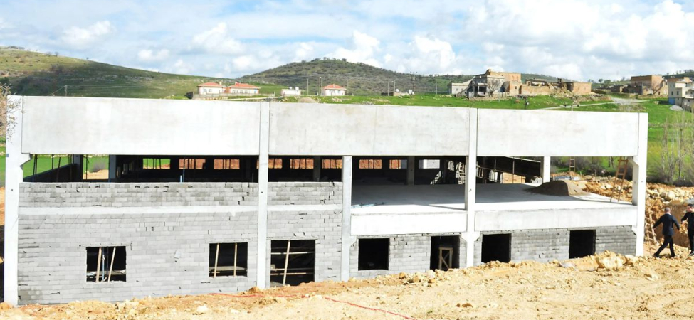 Ünlü sanatçı, arabalarını ve evlerini satıp 78 haneli köyüne yatırdı