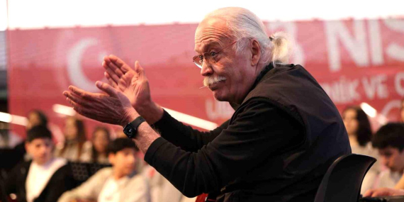 Usta sanatçı Cahit Berkay gençlerle aynı sahneyi paylaştı