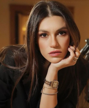 Yüsra Geyik’ten set itirafı: Öpüşürken durmak daha beter