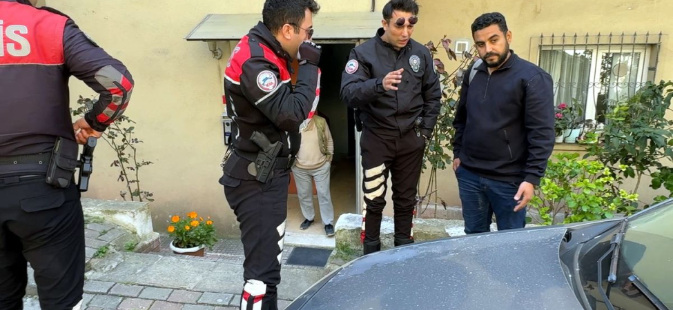 Kiracı olduğu ev icradan satıldı; yurt dışından döndüğünde eşyalarıyla sokakta kaldı