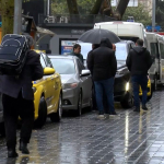 Taksim'de kapanan yollar nedeniyle turistler valizleriyle yürüdü
